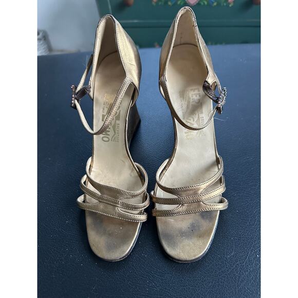 VINTAGE FERRAGAMO GOLD METALLIC LEATHER WEDGE HEELS RHINESTONE BUCKLE 7.5N - Picture 12 of 14